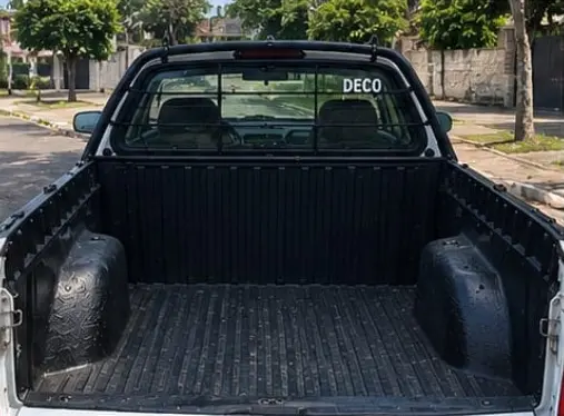 Caçamba da Saveiro da Deco Fretes vista por trás